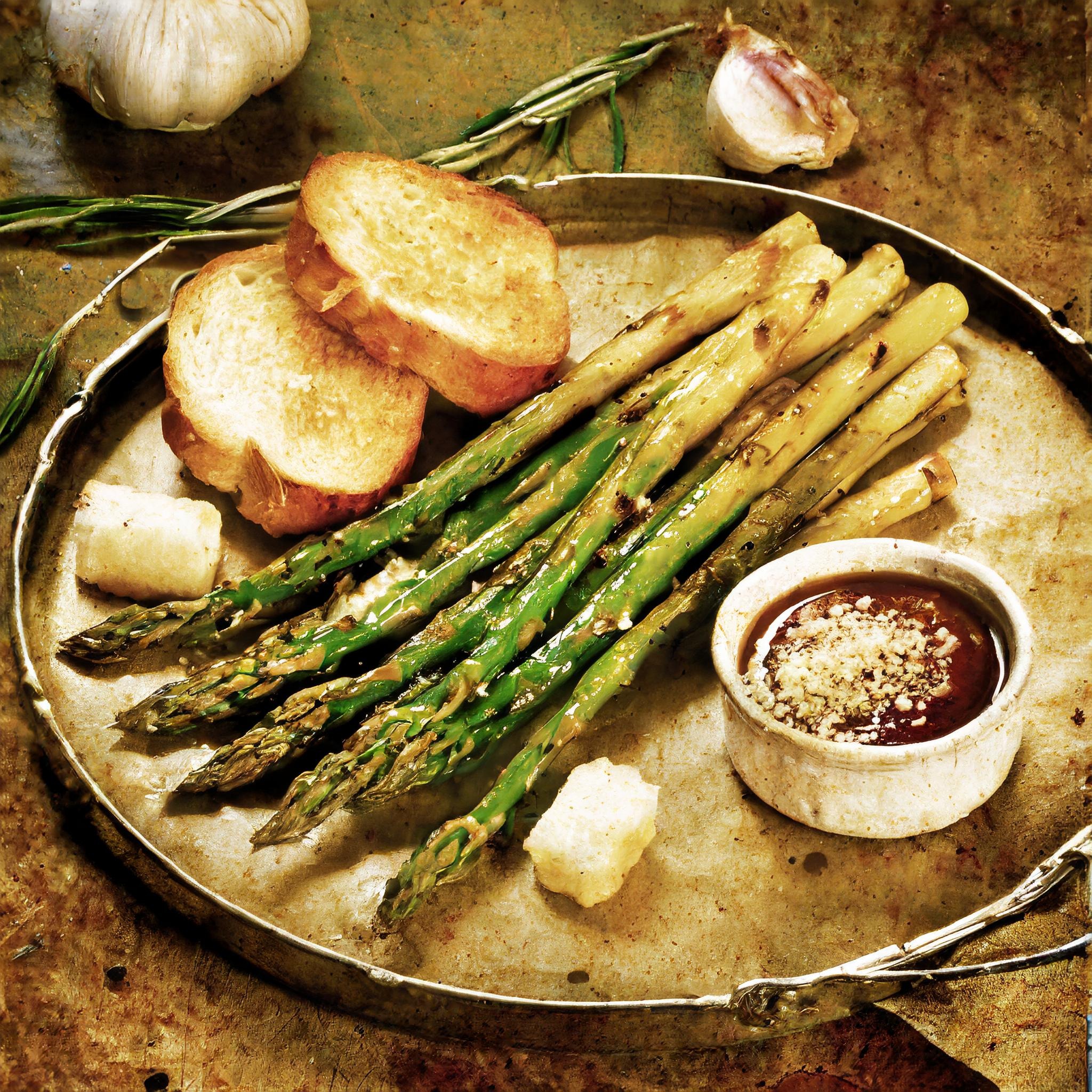 Gegrillter Spargel mit geröstetem Knoblauchtoast und Balsamico-Vinaigrette